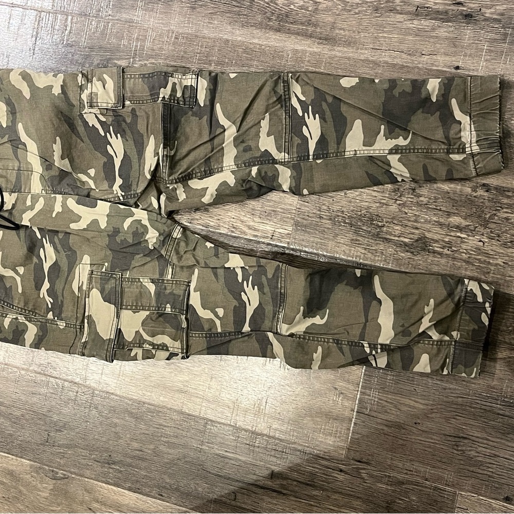 Men’s Old Navy, camo cargo pants, medium